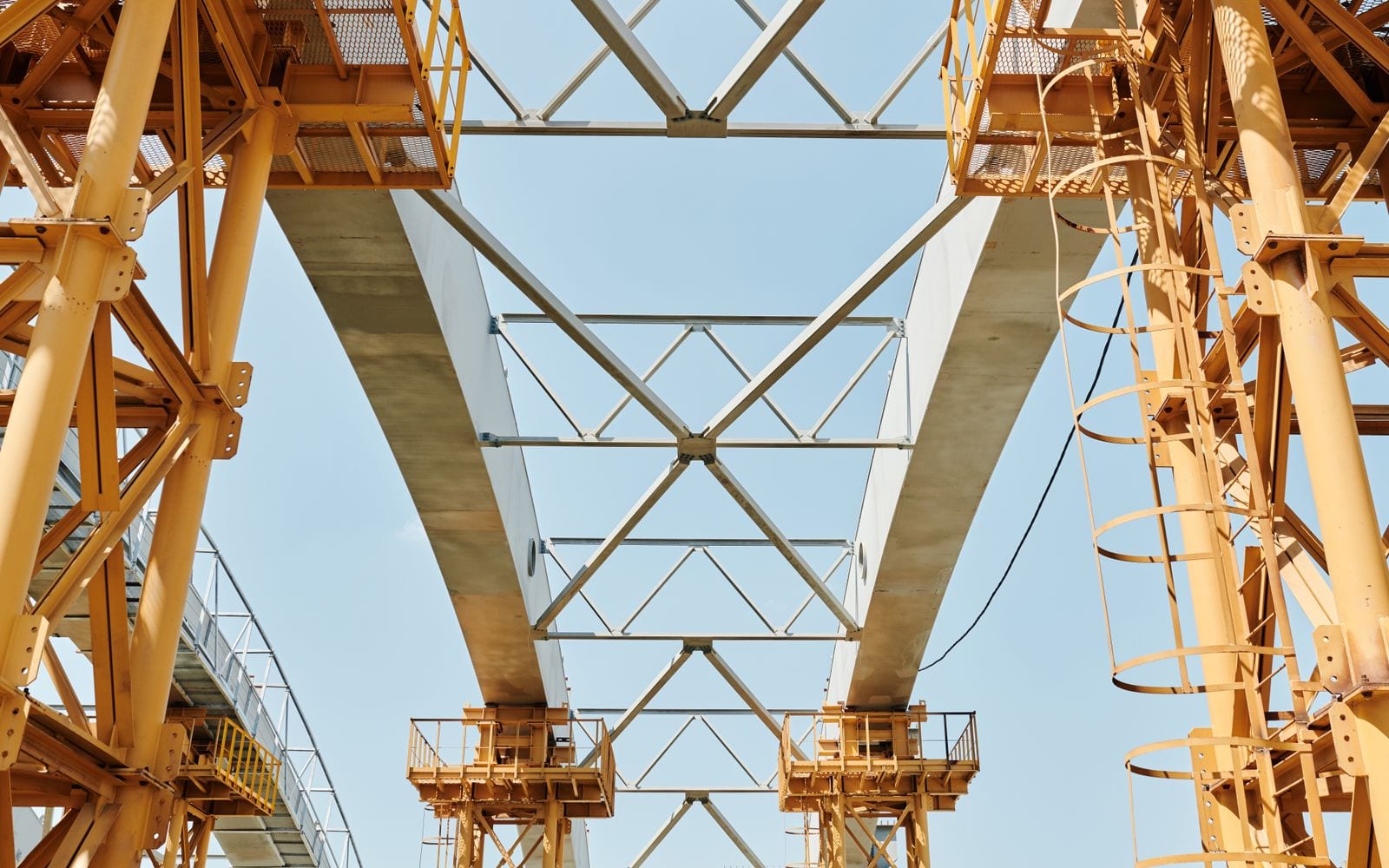 Imagen referencial de stock: estructura de puente en montaje; no representa obras, personal ni equipos de Jireh VYP.